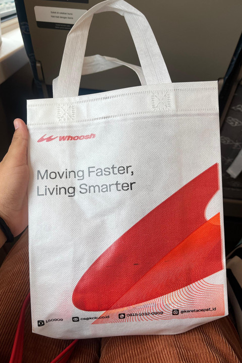 Kompensasi dari PT Kereta Cepat Indonesia China (KCIC) kepada penumpang yang terdampak penundaan di Stasiun Whoosh Halim, Jakarta, Senin (27/1/2025). Foto: Nyimas Ratu untuk kumparan