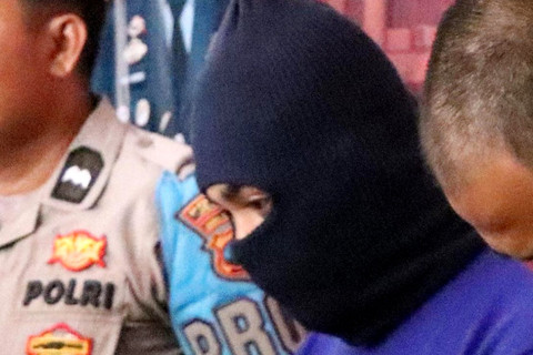 Polisi menunjukkan MAK (23) pria di Kabupaten Jepara yang mencabuli calon anak tirinya yang berusia 3,5 tahun hingga mengalami pendarahan. Foto: Polres Jepara