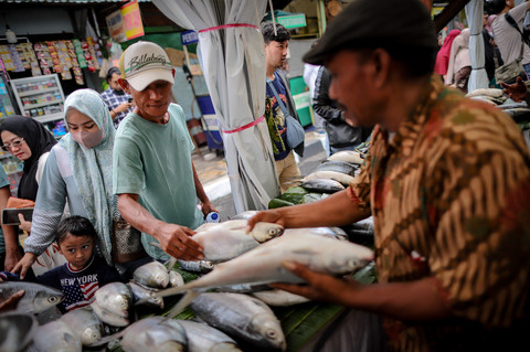 Pedagang merapikan ikan bandeng saat Festival Bandeng Rawa Belong di Jakarta, Senin (27/1/2025). Foto: Jamal Ramadhan/kumparan