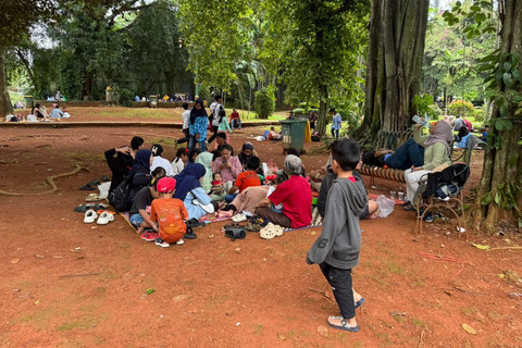 Sejumlah pengunjung di Taman Marga Satwa Ragunan, Jakarta, Senin (27/1/2025). Foto: Luthfi Humam/kumparan