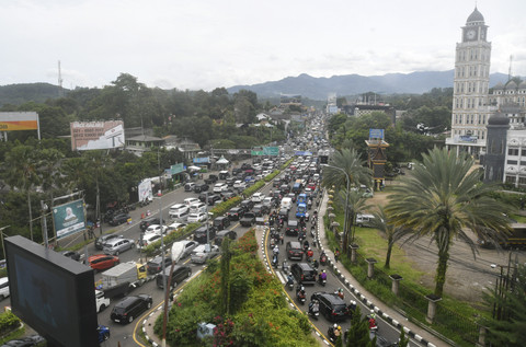 Sejumlah kendaraan memadati jalur wisata Puncak di Gadog, Kabupaten Bogor, Jawa Barat, Senin (27/1/2025). Foto: Arif Firmansyah/ANTARA FOTO