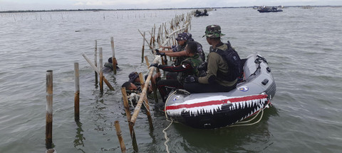 TNI AL bersama Instansi Maritim dan nelayan teruskan pembongkaran pagar laut yang sudah mencapai 18,7 Km di Tangerang, Banten, Senin (27/1/2025). Foto: Dok. Dinas Penerangan Angkatan Laut