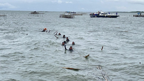 TNI AL bersama Instansi Maritim dan nelayan teruskan pembongkaran pagar laut yang sudah mencapai 18,7 Km di Tangerang, Banten, Senin (27/1/2025). Foto: Dok. Dinas Penerangan Angkatan Laut