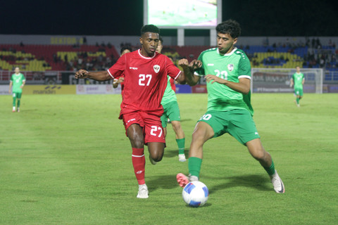 Pemain Timnas Indonesia U-20 Tirie Adriano Manuri berebut bola dengan pemain Timnas Suriah U-20 Mamdouh Ibrahim Wardah Pada pertandingan Mandiri U-20 Challenge Series 2025 di Stadion Gelora Delta Sidoarjo, Jawa Timur, Senin (27/1/2025).  Foto: Umarul Faruq/ANTARA FOTO