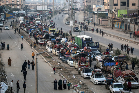 Kendaraan mengantre di sepanjang jalan Salah al-Din di Nuseirat dekat koridor Netzarim sambil menunggu untuk menyeberang ke bagian utara Jalur Gaza, Senin (27/1/2025). Foto: Eyad BABA / AFP