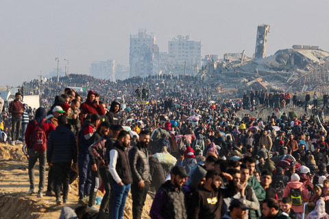 Ribuan warga Palestina berjalan di sepanjang Jalan al-Rashid di pesisir Gaza untuk menyeberangi koridor Netzarim dari Jalur Gaza selatan ke Jalur Gaza utara, Senin (27/1/2025). Foto: Omar AL-QATTAA / AFP