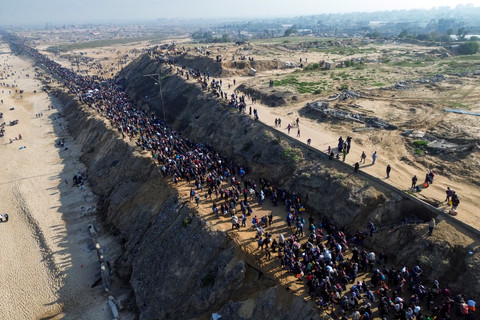 Foto udara warga Palestina berjalan menuju Kota Gaza, Senin (27/1/2025). Foto: AFP