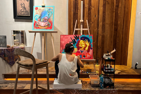 Seniman yang sedang live painting di Labyrinth Art Gallery. Foto: Gitario Vista Inasis/kumparan