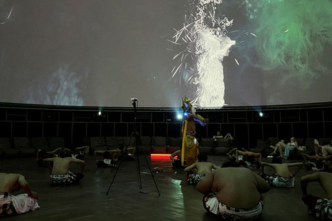 Tari kecak dengan teknologi projection mapping di The Dome. Foto: Gitario Vista Inasis/kumparan