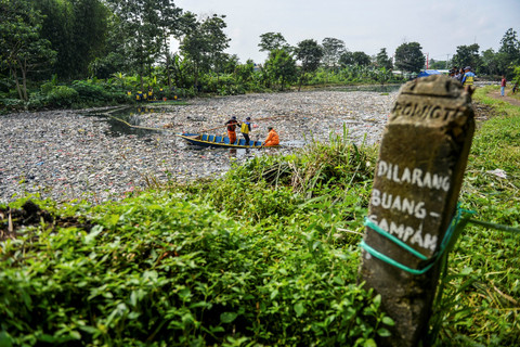 Petugas kebersihan mengambil sampah yang menumpuk di Sungai Citarum Lama, di Cicukang, Margaasih, Kabupaten Bandung, Jawa Barat, Senin (27/1/2025). Foto: Raisan Al Farisi/ANTARA FOTO
