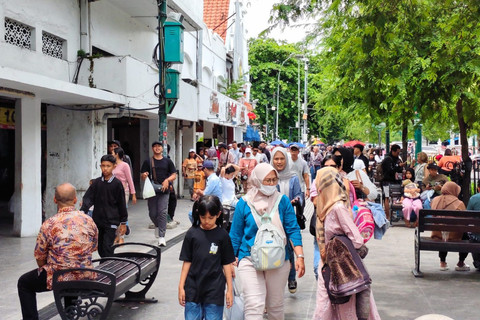 Sejumlah warga mengunjungi Jalan Malioboro, Yogyakarta, Selasa (28/1/2025). Foto: Arfiansyah Panji Purnandaru/kumparan