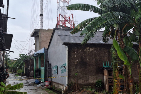 Beton penahan tower BTS di Kecamatan Tambun Utara, Kabupaten Bekasi, ambruk pada Senin (27/1/2025). Foto: kumparan