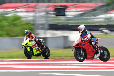 Pembalap VR46 Riders Academy bersama dengan Pembalap muda lokal melakukan latihan bersama saat track day 2 pada acara 