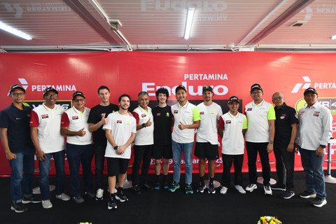 Direktur Utama Pertamina Lubricants Werry Prayogi bersama VP Corporate Communication Pertamina Fadjar Djoko Santoso, Direktur Sales & Marketing Pertamina Lubricants Dwi Puja Ariestya, Manager VR 46 Riders Academy Gianluca Falcioni dan Pembalap VR 46 Riders Academy melakukan sesi foto bersama saat acara 