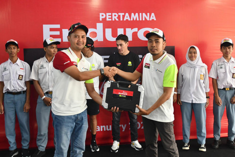 VP Corporate Communication Pertamina Fadjar Djoko Santoso memberikan bantuan simbolis kepada perwakilan SMU di lombok saat acara 