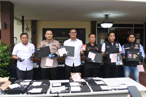 Polisi menunjukkan tersangka dan barang bukti komplotan love scamming di Apartemen Batavia saat konferensi pers di Mapolsek Gambir, Jakarta. Foto: Polsek Gambir