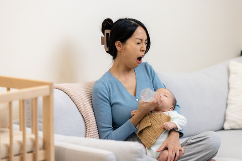 Ilustrasi ibu kelelahan karena tidak self-care. Foto: Shutterstock