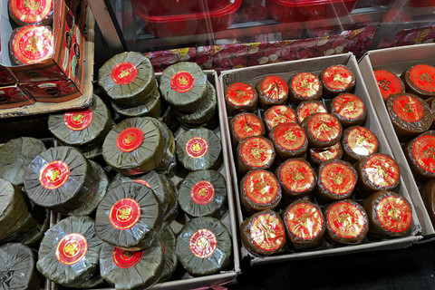 Kue keranjang sebagai hadiah untuk keluarga dan kerabat selama Tahun Baru Imlek di Kawasan Chinatown Glodok, Jakarta Barat, Selasa (28/1/2025). Foto: Alya Zahra/kumparan 