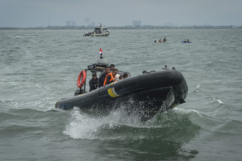 Petugas Kementerian Kelautan dan Perikanan (KKP) serta Taruna Politeknik Ahli Usaha Perikanan (AUP) berada di kapal sea raider saat akan melakukan pencabutan pagar laut di kawasan pesisir Pantai Citius, Kabupaten Tangerang, Banten, Selasa (28/1/2024) Foto: Putra M. Akbar/ANTARA FOTO 