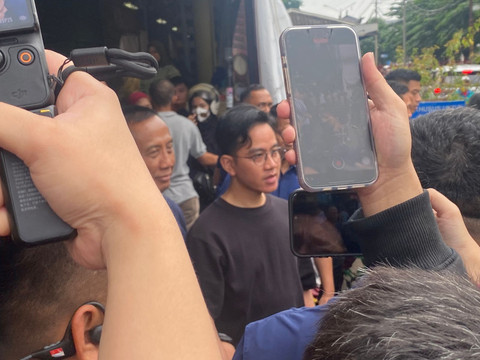 Kunjungi Mal di Surabaya, Wapres Gibran dan Keluarga Incip Jajanan Khas Cina