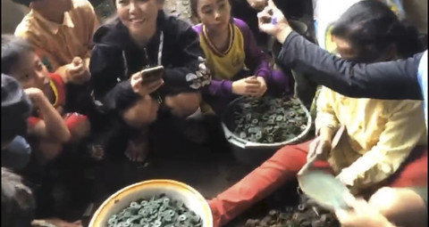 Ribuan koin dan guci kuno ditemukan di sebuah lahan di Dusun Slorok, Desa Andonosari, Kecamatan Tutur, Kabupaten Pasuruan. Foto: Dok. Istimewa