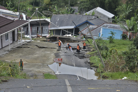 Sejumlah relawan memeriksa lokasi bencana tanah bergerak di kawasan dataran tinggi Dieng Desa Ratamba, Pejawaran, Banjarnegara, Jawa Tengah, Selasa (28/1/2025). Foto: Anis Efizudin/ANTARA FOTO