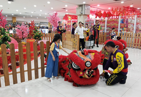 Dipercaya Bawa Rezeki, Barongsai Atraksi Keliling Pusat Perbelanjaan di Surabaya