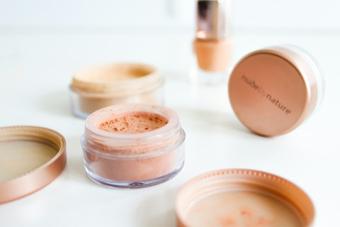 Ilustrasi Apa Skincare Ingredients yang Ada dalam Produk Holy Perfecting Pressed Powder, Sumber Unsplash Gabrielle Henderson