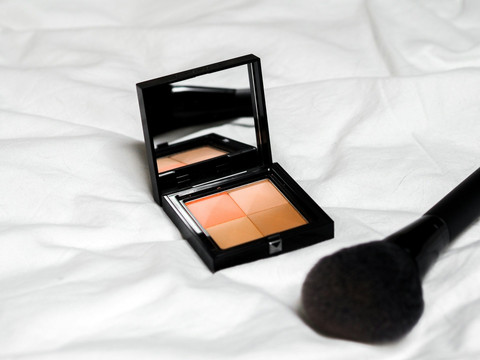 Ilustrasi Apa Skincare Ingredients yang Ada dalam Produk Holy Perfecting Pressed Powder, Sumber Unsplash Laura Chouette
