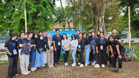 Dosen dan mahasiswa panitia Pasart Sunday Market berfoto bersama. Foto: Hardian Sulistyo