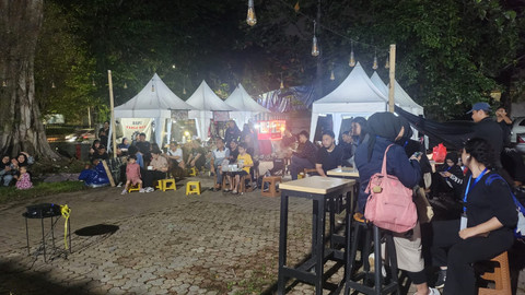 Para pengunjung menonton pertunjukan Pasart. Foto: Hardian Sulistyo