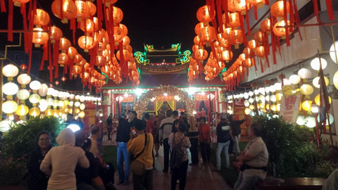 Masyarakat umum memadati Klenteng Ban Hin Kiong di Kota Manado, jelang malam pergantian Tahun Baru Imlek 2025.