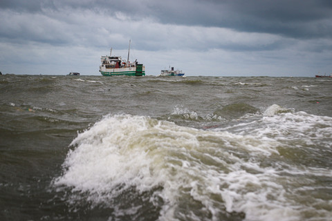 Pembongkaran pagar laut di Perairan Kabupaten Tangerang ditunda karena cuaca buruk. Foto: Iqbal Firdaus/kumparan