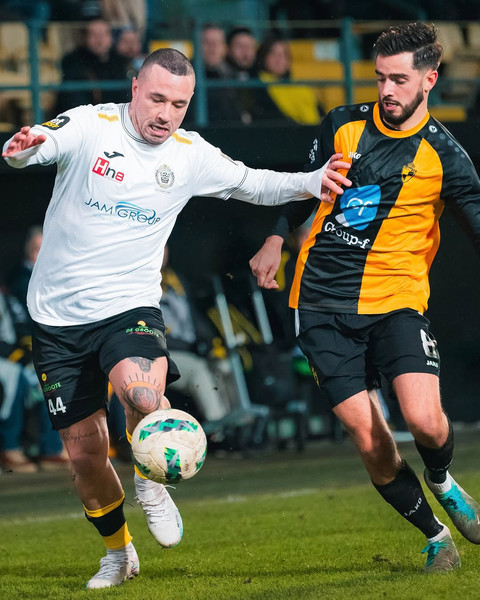 Radja Nainggolan bersama KSC Lokeren-Temse. Foto: Instagram @ksclokerentemse_official