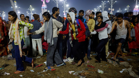 Peserta "Shahi Snan" berpegangan tangan saat terjadi peristiwa berdesak-desakan hingga memakan korban meninggal dunia di "Maha Kumbh Mela" atau Festival Pitcher Agung, di Prayagraj, India, 29 Januari 2025. Foto: REUTERS/Sharafat Ali