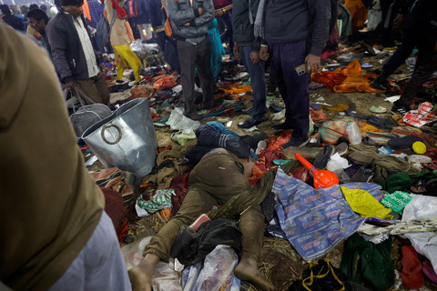 Mayat seorang pemuja tergeletak di tanah setelah terinjak-injak sebelum "Shahi Snan" (pemandian kerajaan) kedua di "Maha Kumbh Mela" atau Festival Pitcher Agung, di Prayagraj, India, 29 Januari , 2025.  Foto: REUTERS/Sharafat Ali