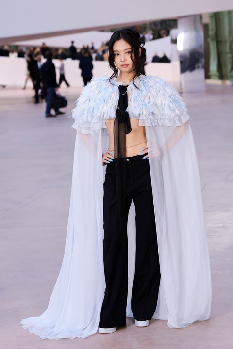 Penyanyi Korea Selatan Jennie Kim berpose saat sesi pemotretan menjelang koleksi Chanel Women's Haute-Couture Spring/Summer 2025 sebagai bagian dari Fashion Week di Paris, pada 28 Januari 2025. Foto: Thibaud Moritz / AFP