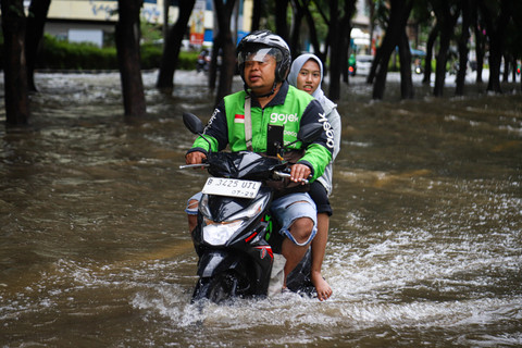 Pengendara melintas banjir di kawasan Kelapa Gading, Jakarta Utara pada Rabu (29/1/2025). Foto: Iqbal Firdaus/kumparan