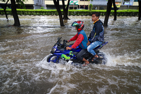 Pengendara melintas banjir di kawasan Kelapa Gading, Jakarta Utara pada Rabu (29/1/2025). Foto: Iqbal Firdaus/kumparan