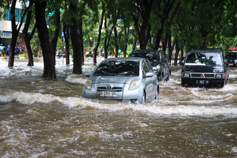 Pengendara melintas banjir di kawasan Kelapa Gading, Jakarta Utara pada Rabu (29/1/2025). Foto: Iqbal Firdaus/kumparan