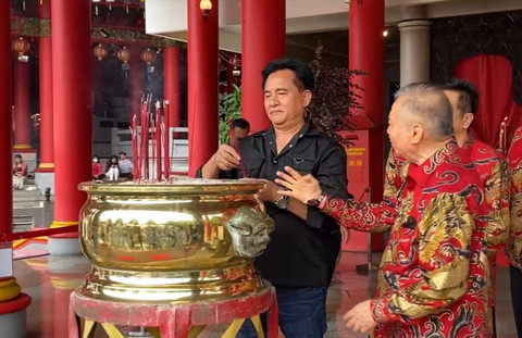 Menteri Koordinator Bidang Hukum, HAM, Imigrasi, dan Pemasyarakatan, Yusril Ihza Mahendra dalam perayaan tahun baru Imlek di Klenteng Sam Poo Kong Semarang. Foto: Dok Istimewa