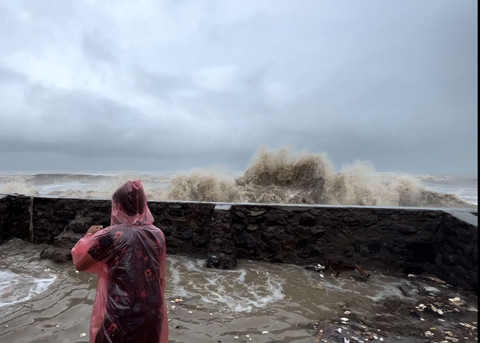 Suasana banjir rob terjang Desa Eretan Kulon Indramayu, Kecamatan Kandanghaur, Kabupaten Indramayu, Rabu pagi (29/1/2025). Foto: Dok. kumparan