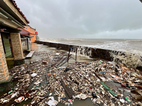 Banjir rob akibat tembok penahan ombak jempol di Blok Kibuyut, Desa Eretan Kulon, Kecamatan Kandanghaur, Kabupaten Indramayu. (29/1/2025) Foto: Dok. kumparan