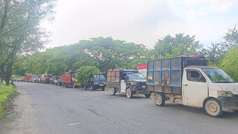 Suasana puluhan truk antre buang sampah ke TPA Suwung, Kota Denpasar, Bali, Rabu (29/1). Foto: Denita BR Matondang/kumparan