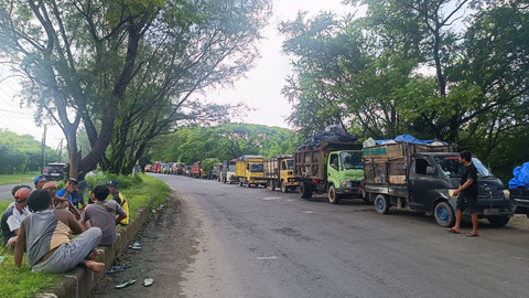 Suasana puluhan truk antre buang sampah ke TPA Suwung, Kota Denpasar, Bali, Rabu (29/1). Foto: Denita BR Matondang/kumparan