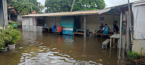 Banjir di Jalan Satria, Kelurahan Jelambar, Jakarta Barat, pada Rabu (29/1). Foto: Rachmadi Rasyad/kumparan