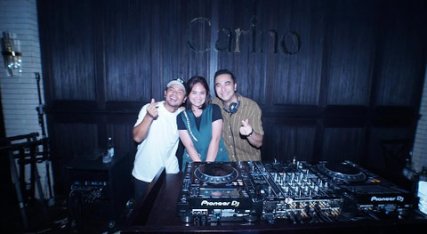 DJ Winky di ulang tahun istri Wendi Cagur. Foto: Instagram