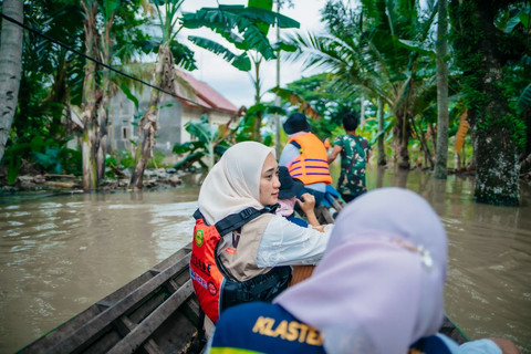 Wali Gubernur Lampung, Jihan Nurlela saat meninjau lokasi banjir di Sragi, Lampung Selatan | Foto : Ist