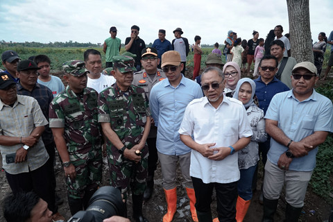 Menko Pangan Zulkifli Hasan terjun langsung tinjau banjir di Lampung, Rabu (29/1). Foto: Dok. Istimewa