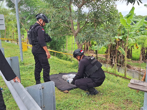 Benda mencurigakan diduga bahan peledak ditemukan di Simpang Empat Dumpil arah Pintu Masuk Tol Madiun, Jawa Timur, Rabu (29/1/2025) dok. Istimewa